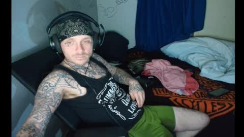 showingitoff online show from February 11, 6:51 am