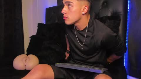 LeonardoInsta LeonardoperezcoPvt open online show from January 14, 3:53 am