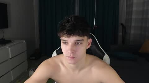 Snapshot of james_friends chatting on December 6, 9:13 pm James online show from December 6, 9:13 pm