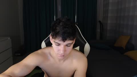 Snapshot of james_friends chatting on December 8, 3:13 pm James online show from December 8, 3:13 pm