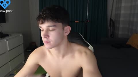 Snapshot of james_friends chatting on December 12, 9:37 pm James online show from December 12, 9:37 pm