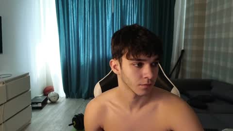 Snapshot of james_friends chatting on February 5, 10:19 am James online show from February 5, 10:19 am