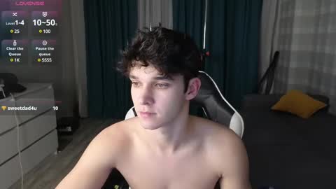 Snapshot of james_friends chatting on February 23, 12:19 am James online show from February 23, 12:19 am