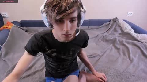 Snapshot of james_mil chatting on December 19, 9:49 pm James online show from December 19, 9:49 pm