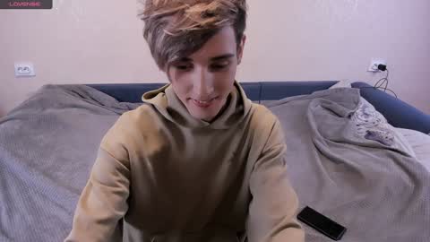 Snapshot of james_mil chatting on December 25, 8:28 pm James online show from December 25, 8:28 pm