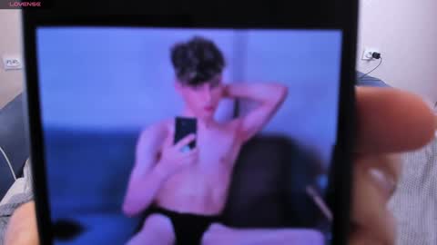 Snapshot of james_mil chatting on December 27, 1:22 am James online show from December 27, 1:22 am