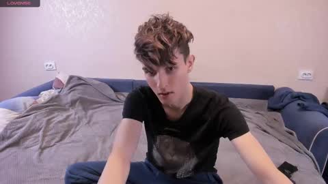 Snapshot of james_mil chatting on February 13, 10:43 pm James online show from February 13, 10:43 pm