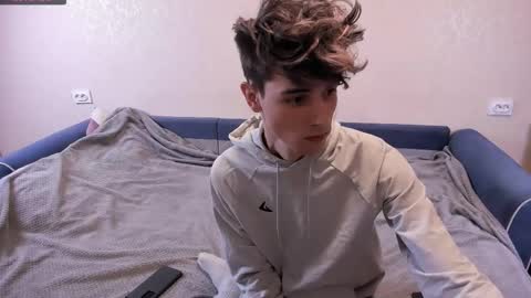 Snapshot of james_mil chatting on February 18, 6:26 pm James online show from February 18, 6:26 pm