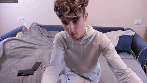 Snapshot of james_mil chatting on February 19, 12:35 am James online show from February 19, 12:35 am