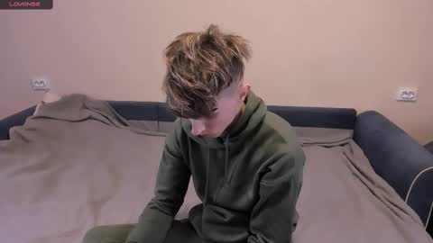 Snapshot of james_mil chatting on March 5, 7:27 pm James online show from March 5, 7:27 pm