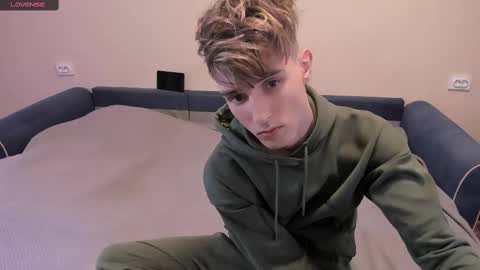 Snapshot of james_mil chatting on March 6, 7:21 pm James online show from March 6, 7:21 pm