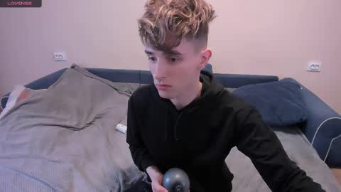 Snapshot of james_mil chatting on March 8, 9:40 pm James online show from March 8, 9:40 pm