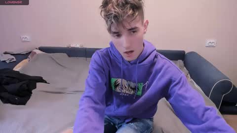 Snapshot of james_mil chatting on March 11, 6:19 pm James online show from March 11, 6:19 pm