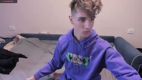 Snapshot of james_mil chatting on March 11, 9:26 pm James online show from March 11, 9:26 pm