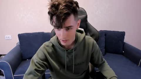 Snapshot of james_mil chatting on October 24, 6:37 pm James online show from October 24, 6:37 pm