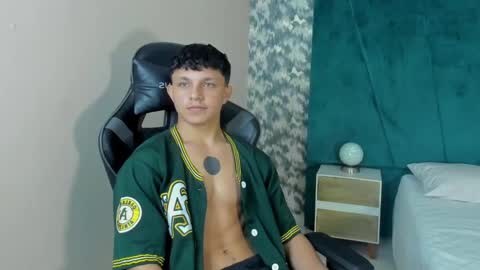 Snapshot of jamesgolden_ chatting on February 25, 11:30 am jamesgolden_ online show from February 25, 11:30 am