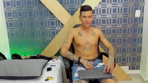 Jamesinked  online show from December 31, 4:35 pm