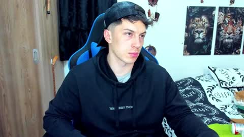 Snapshot of javiersexymann chatting on December 4, 10:08 pm Javier online show from December 4, 10:08 pm