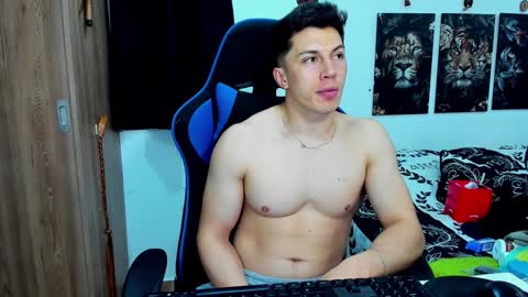 Snapshot of javiersexymann chatting on December 5, 11:07 pm Javier online show from December 5, 11:07 pm