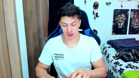 Snapshot of javiersexymann chatting on February 17, 5:32 pm Javier online show from February 17, 5:32 pm