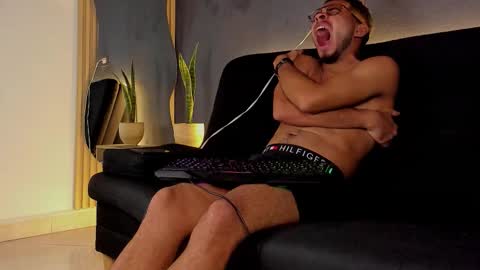 Snapshot of jaybrown_1 chatting on November 3, 3:41 am Jay online show from November 3, 3:41 am