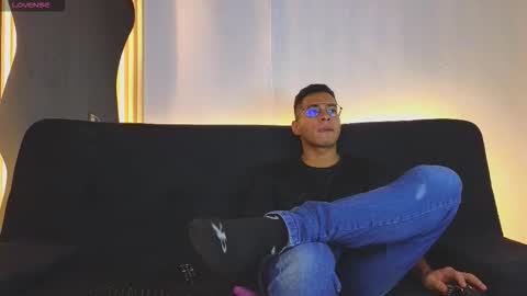 Snapshot of jaybrown_1 chatting on November 11, 3:17 am Jay online show from November 11, 3:17 am