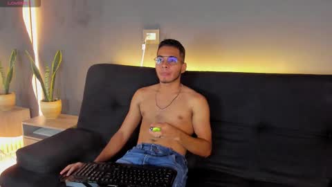 Snapshot of jaybrown_1 chatting on November 24, 11:43 am Jay online show from November 24, 11:43 am