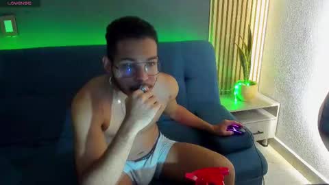 Snapshot of jaybrown_1 chatting on December 18, 2:17 am Jay online show from December 18, 2:17 am