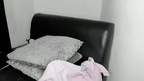 Snapshot of jean_and_isabel chatting on November 1, 3:03 pm jean_and_isabel online show from November 1, 3:03 pm