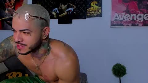 Snapshot of jean_lopez chatting on March 8, 4:34 am Jean axelcrow Modelo Independiente online show from March 8, 4:34 am