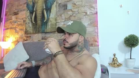 Snapshot of jean_lopez chatting on September 28, 6:19 am Jean axelcrow Modelo Independiente online show from September 28, 6:19 am