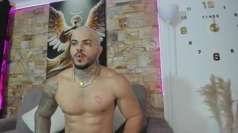 Snapshot of jean_lopez chatting on February 5, 3:00 am Jean axelcrow Modelo Independiente online show from February 5, 3:00 am