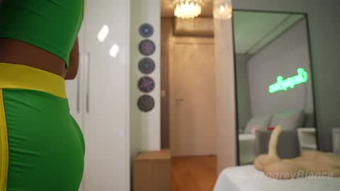 Snapshot of jeangreybianca chatting on December 6, 7:34 pm Bianca online show from December 6, 7:34 pm