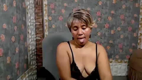 Snapshot of jemm36 chatting on January 19, 9:22 am Jem online show from January 19, 9:22 am