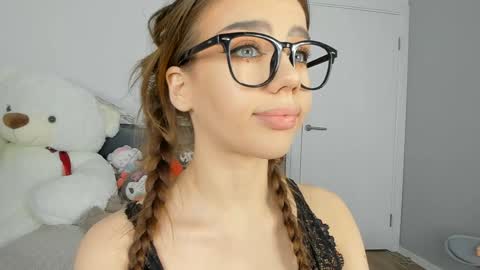 Snapshot of jenie_fire chatting on December 8, 5:33 pm Dolly online show from December 8, 5:33 pm
