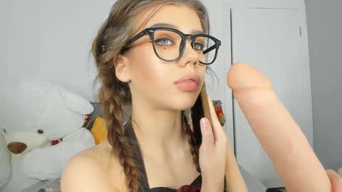 Snapshot of jenie_fire chatting on December 15, 3:42 pm Dolly online show from December 15, 3:42 pm