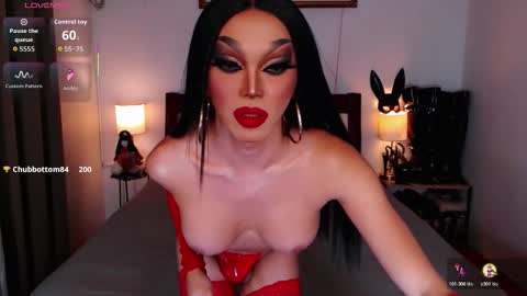 Snapshot of jenifers_body chatting on October 25, 8:25 pm Queen Jenifer online show from October 25, 8:25 pm