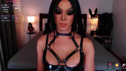 Snapshot of jenifers_body chatting on October 28, 6:54 pm Queen Jenifer online show from October 28, 6:54 pm