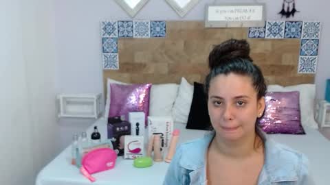 Snapshot of jenner_madison chatting on November 6, 11:22 am jenner_madison online show from November 6, 11:22 am