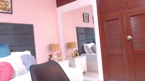 Snapshot of jenner_madison chatting on November 8, 10:04 am jenner_madison online show from November 8, 10:04 am