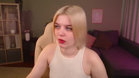 Snapshot of jess_marais chatting on October 13, 7:41 am Jess online show from October 13, 7:41 am