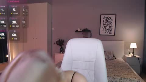Snapshot of jess_marais chatting on October 14, 7:42 am Jess online show from October 14, 7:42 am