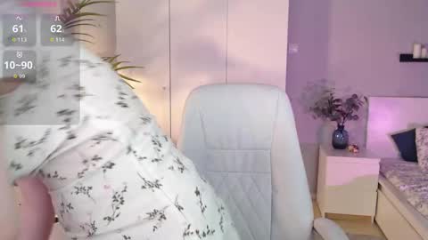 Snapshot of jess_marais chatting on October 16, 7:42 am Jess online show from October 16, 7:42 am