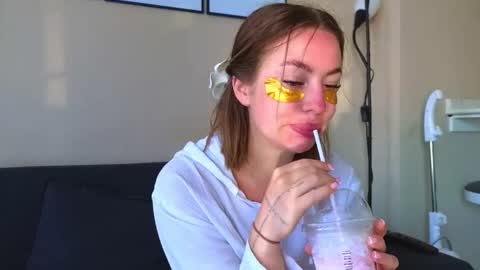 Snapshot of jessica_hanson chatting on December 2, 2:17 am Jessy online show from December 2, 2:17 am