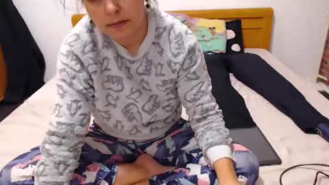 jessiestar3 online show from December 3, 2:41 am