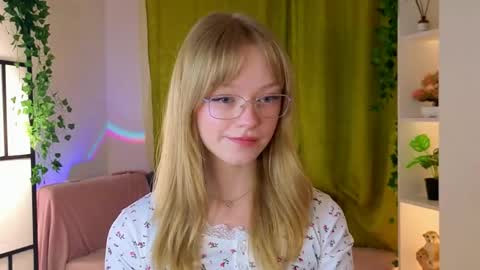 Gwen online show from April 15, 8:09 pm