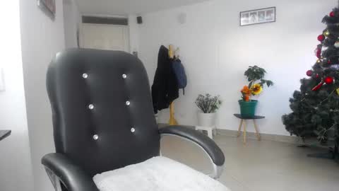 Snapshot of jezabel_purple chatting on December 18, 12:44 pm Camila online show from December 18, 12:44 pm