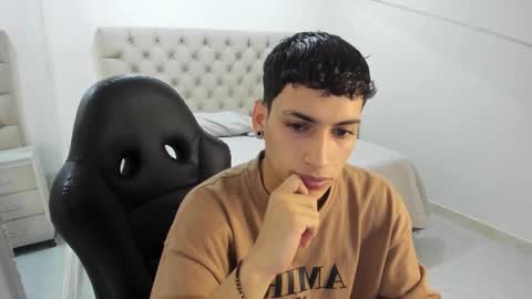 jhoanleandro online show from October 31, 4:35 am