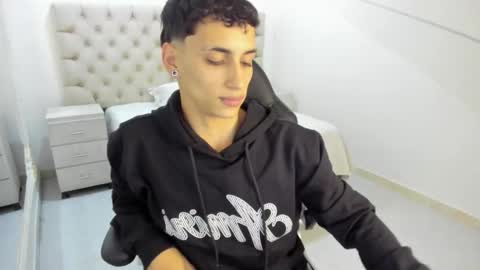 jhoanleandro online show from November 20, 4:34 am