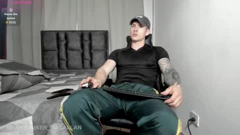 Snapshot of jhonny_macallan chatting on December 15, 10:25 pm Jhonaiker online show from December 15, 10:25 pm